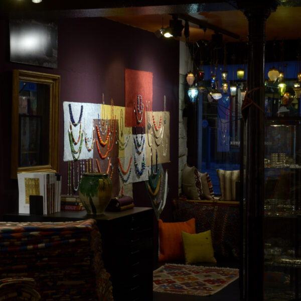 Nomadenschaetze: jewellery showcases and necklaces on a tülü