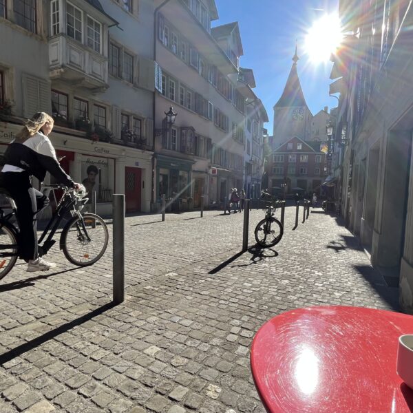 Nomadenschaetze: the alley in the midday summer heat and a coffee for our visitors waiting